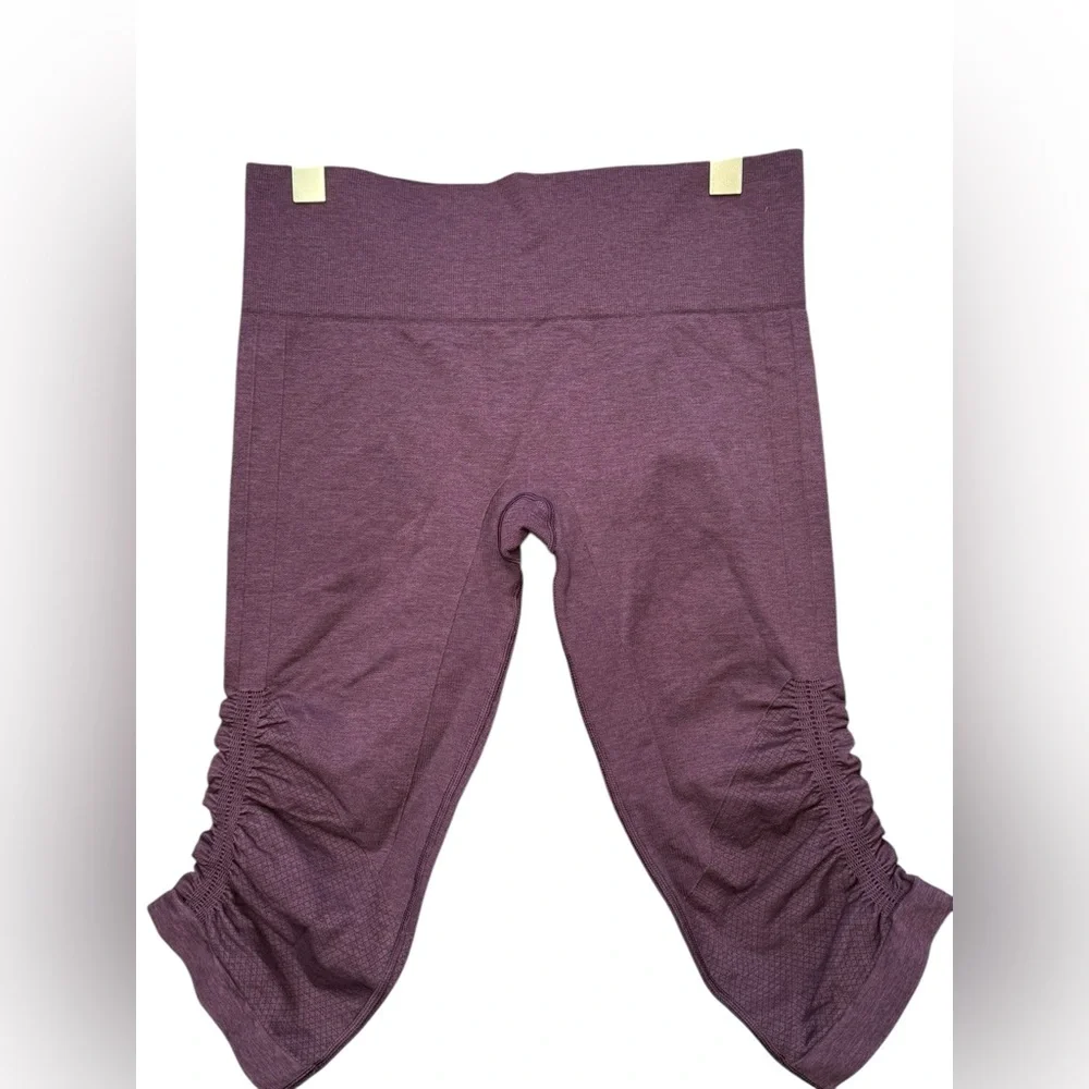 Lululemon In The Flow Capri II leggings in purple. Size 8